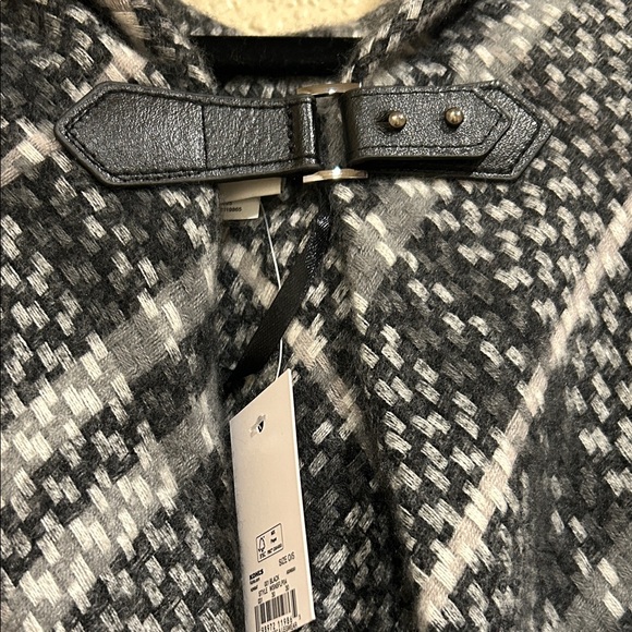 Chic Black and White Plaid Cape with Buckle - Picture 2 of 7